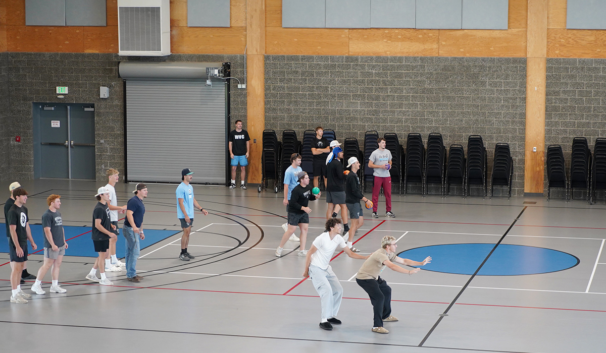Un grupo de deportistas se encuentra en la Cancha de Baloncesto del Centro Recreativo Estudiantil Cancha de Baloncesto dodgeball.