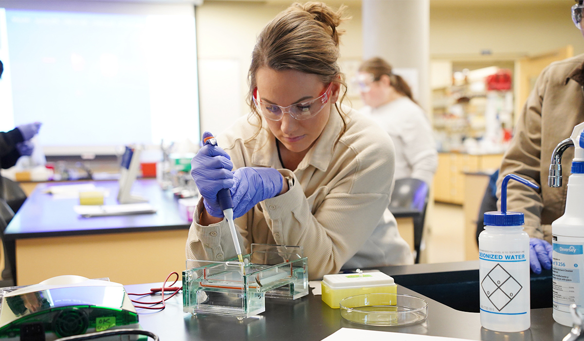 Un estudiante de biología realiza un experimento en un laboratorio.
