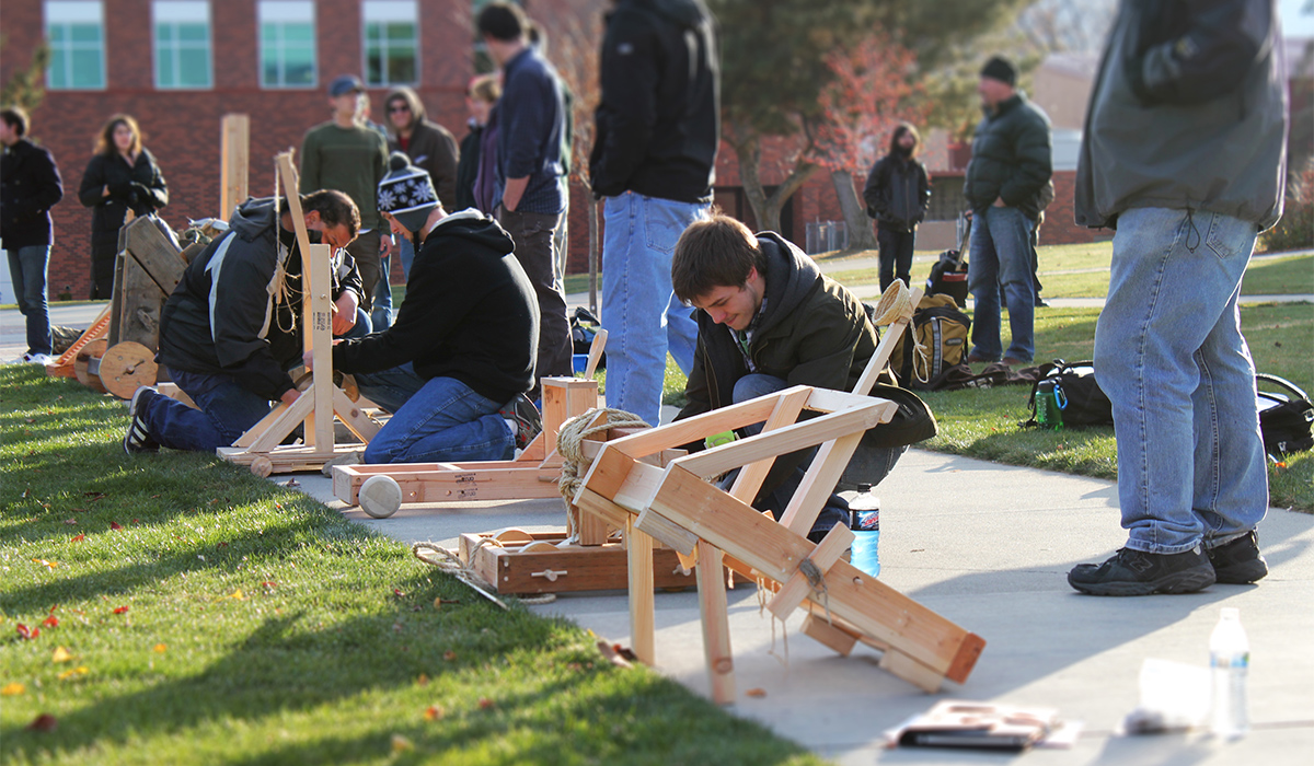 Los estudiantes de Física trabajan en lanzamientos con pequeñas catapultas de madera.