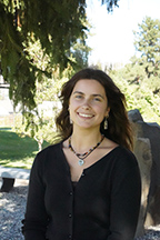 Retrato de Ava Burk de pie bajo un árbol