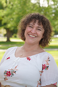 Retrato de Christa Cacciata de pie al aire libre