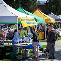 Los miembros de la comunidad visitan los puestos de la Feria del Día de la Tierra «Sustainable NCW 2025» en el campus de Wenatchee.