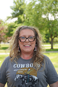 Retrato de Erika Schenk von Stauffenberg de pie al aire libre