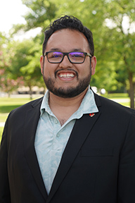 Retrato de Frank Sarmiento-Torres de pie al aire libre. 