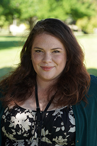 Retrato de Jade Knell de pie a la sombra