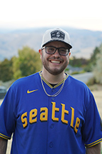 Retrato de Jaime Mendoza de pie al aire libre.