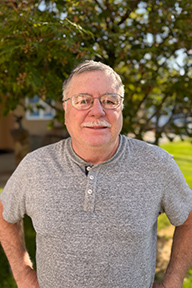 Retrato de Jeff Dykes de pie al aire libre