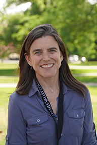 Retrato de Jennifer Hadersberger de pie al aire libre