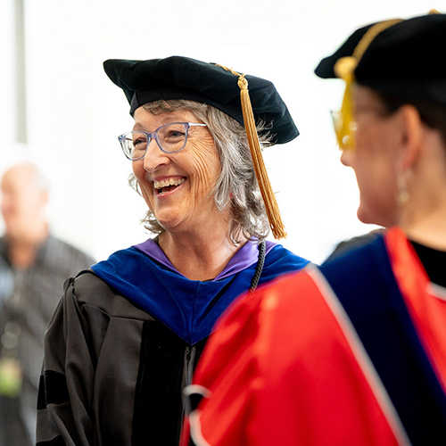 Joan Qazi en la ceremonia de graduación del WVC.