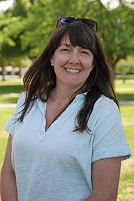 Retrato de Julie Fitch de pie al aire libre