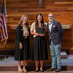 La graduada Kara Flaherty posa junto a la Dra. Jennifer Freese y el Dr. Tod Treat en la ceremonia de graduación de los técnicos de enfermería (LPN).