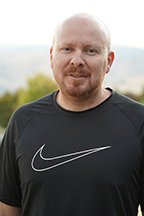 Retrato de Luis Mendoza de pie al aire libre.