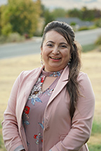 Retrato de María Mendoza-Sánchez de pie al aire libre.