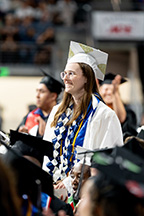 Mary Smith, licenciada en Enfermería, se pone de pie durante la ceremonia de graduación para recibir el reconocimiento como candidata a la Medalla del Rector.