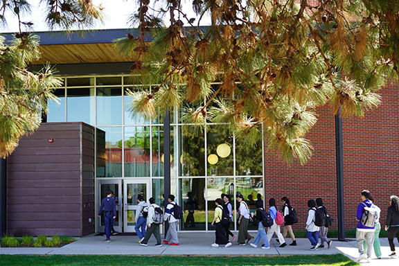 La delegación de Misawa de 2025 se dirige hacia el Centro de Música y Arte WVC