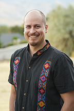 Retrato de Roberto Mendoza de pie al aire libre.