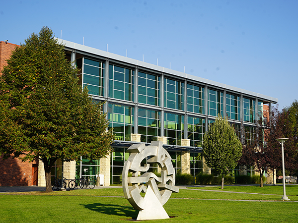 Vista exterior del Wenatchi Hall en el campus de WVC en Wenatchee.