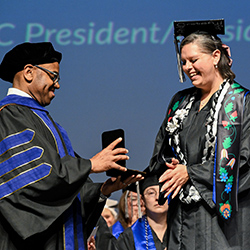 Amber Watson recibe la Medalla del Presidente de manos del presidente Faimous Harrison en la ceremonia de graduación.