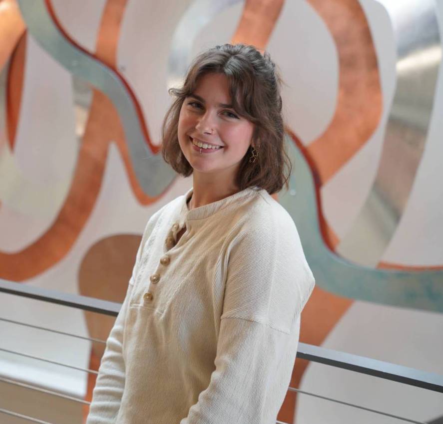 Ava Burk de pie frente a la escultura «Mish ee twie».