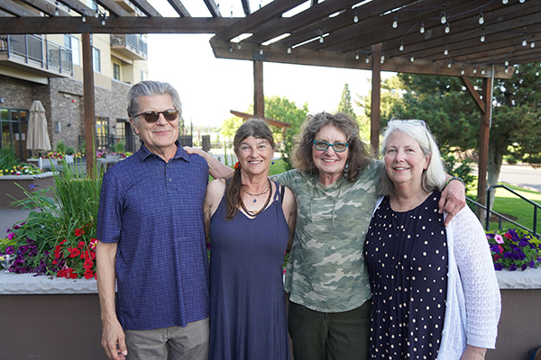 Barbara Oldham posa junto a tres catedráticos en una fiesta de jubilación.