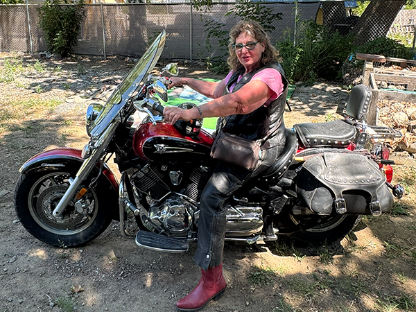 Barbara Oldham está sentada en su motocicleta.