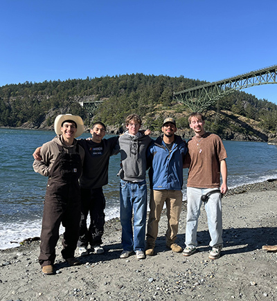 Knights (Caballeros) comprometidos con la comunidad Knights (Caballeros) la playa de Port Townsend.