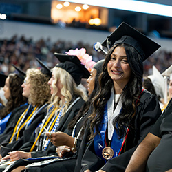Diana Morales-Cruz en la ceremonia de graduación de 2026