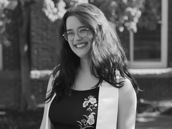 Una fotografía en blanco y negro de Ellie Camp, miembro del personal de WVC