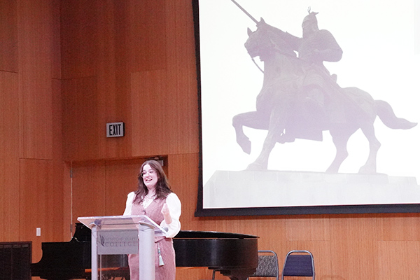 Ellie Camp ofrece una presentación Acerca de Hwarang» en el Centro de Música y Arte.