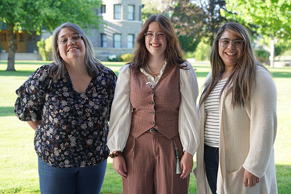 Ellie Camp aparece junto a sus compañeras de trabajo Maggie Segesser y Jennifer Pérez.
