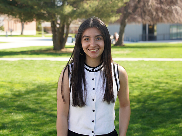 La estudiante del WVC, Jazmin Mendoza-Calvillo, se encuentra de pie frente a la cámara.