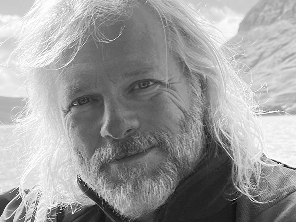 Un retrato en blanco y negro del escritor Jonathan Johnson