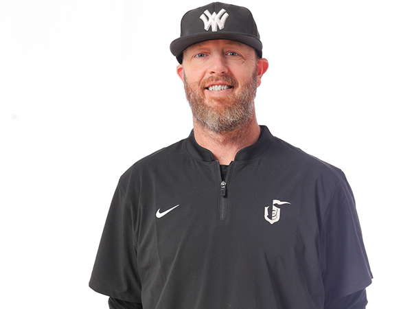 El entrenador interino Josh Ervin