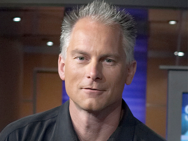 Retrato de Kenny Mayne, antiguo alumno de la WVC y comentarista deportivo.