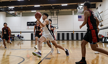 Un jugador de baloncesto de los Knights se dirige hacia la canasta.