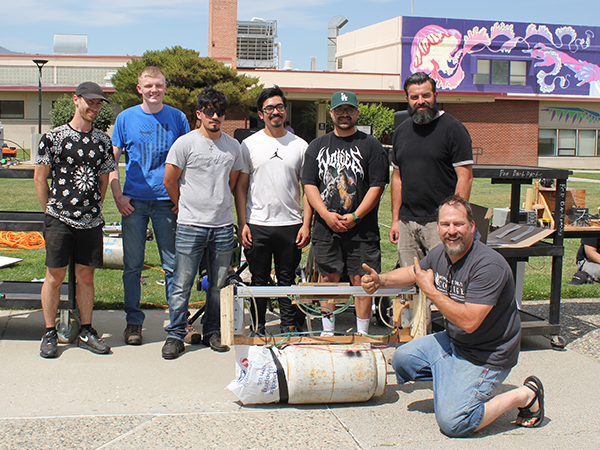 Varios alumnos de Tecnología Industrial se encuentran fuera con su profesor.