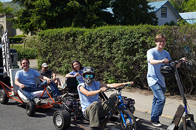 Los miembros del Club de Mecatrónica participan con sus karts en el Desfile de los Flores de Manzano.