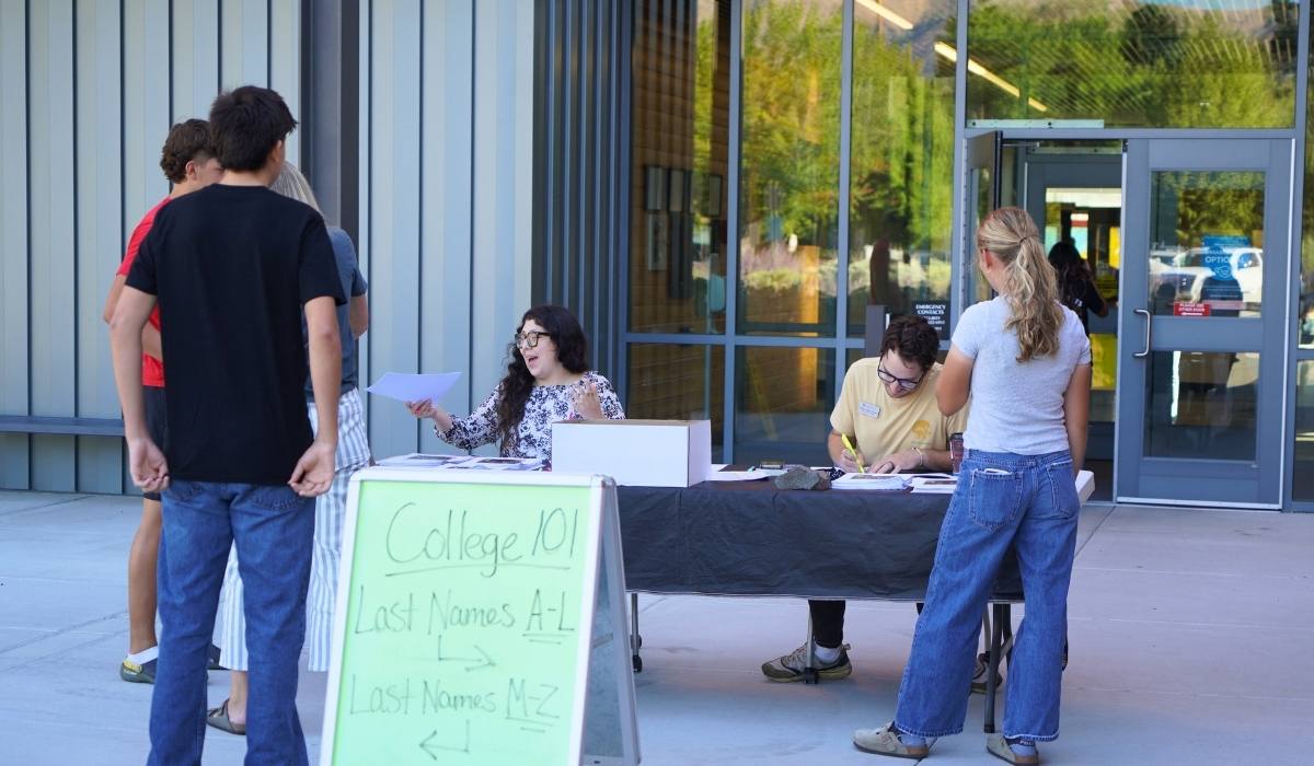 Estudiantes que se ponen en contacto con los asesores de Running Start fuera de Mish ee twie