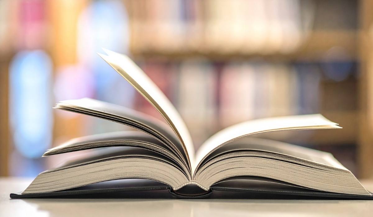 Un libro abierto sobre una mesa en una librería