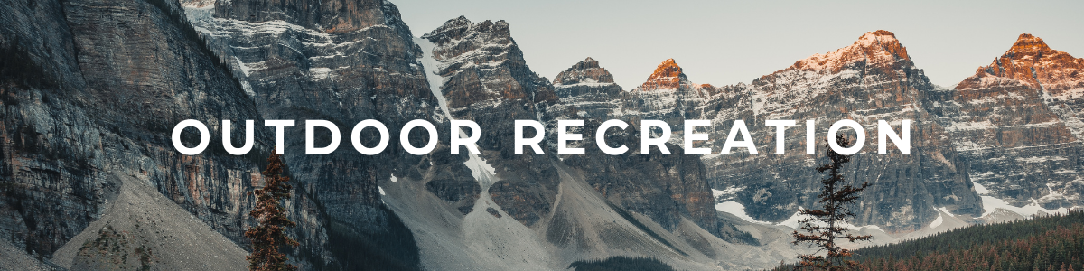 Texto sobre «Actividades al aire libre» sobre una imagen de montañas