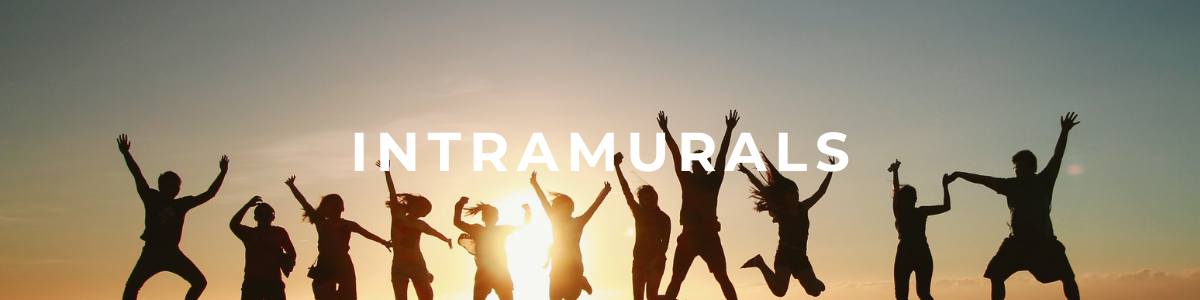 Texto de «Intramuros» sobre una imagen de gente saltando