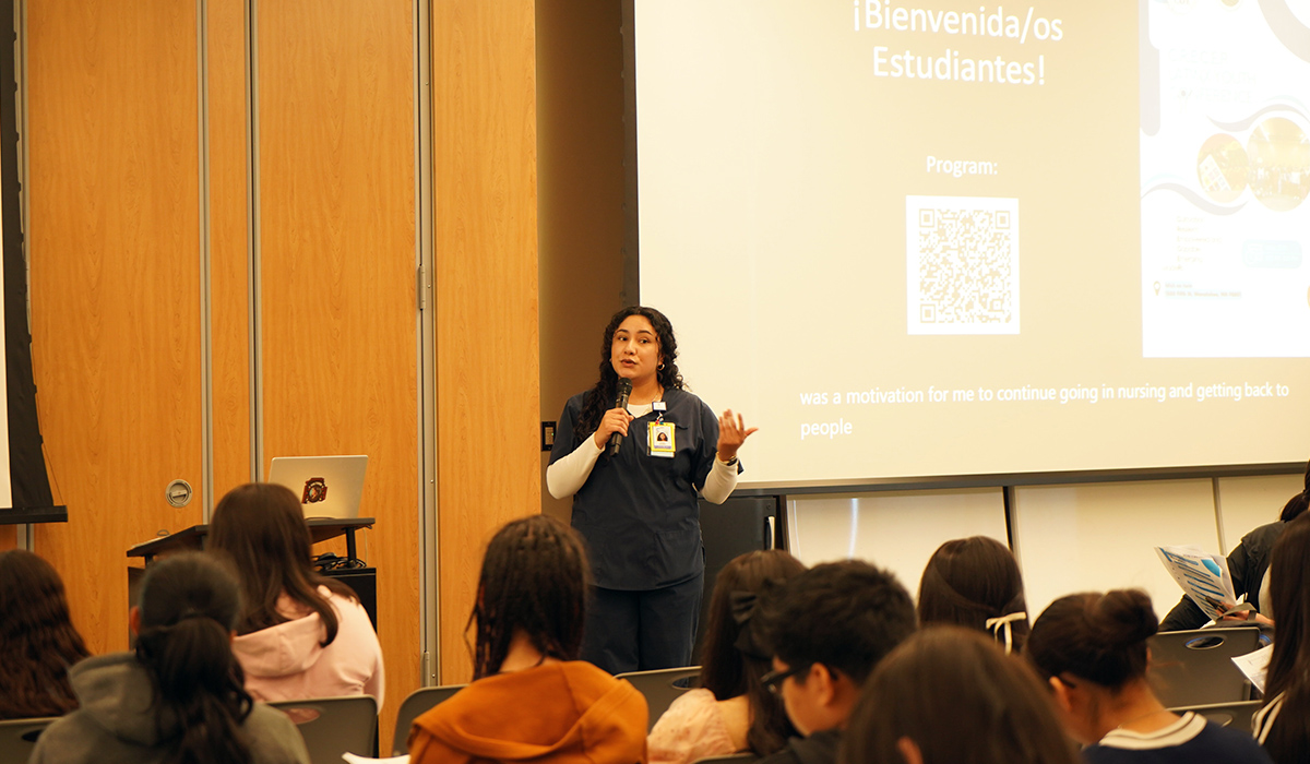 Una enfermera habla ante un grupo de alumnos del CAMP.