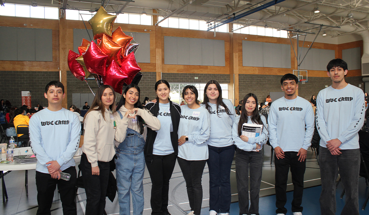 Los alumnos del CAMP, vestidos con camisetas azules y negras del CAMP, posan juntos en grupo.