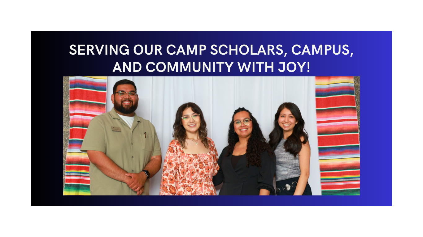 Una foto de cuatro miembros del personal de CAMP sonriendo a la cámara, con un texto que dice: «¡Al servicio de nuestros becarios, del campus y de la comunidad de CAMP con alegría!».