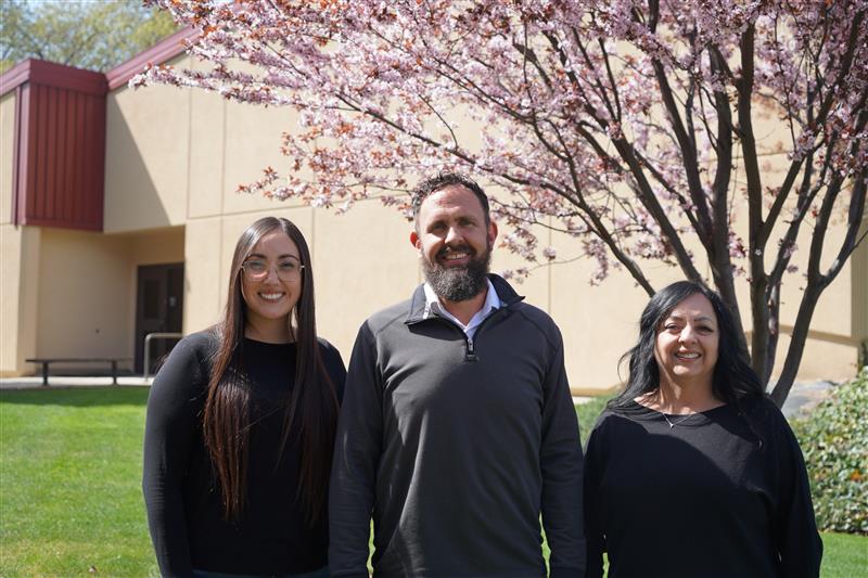 Asesores de WVC en el exterior del campus de Wenatchee