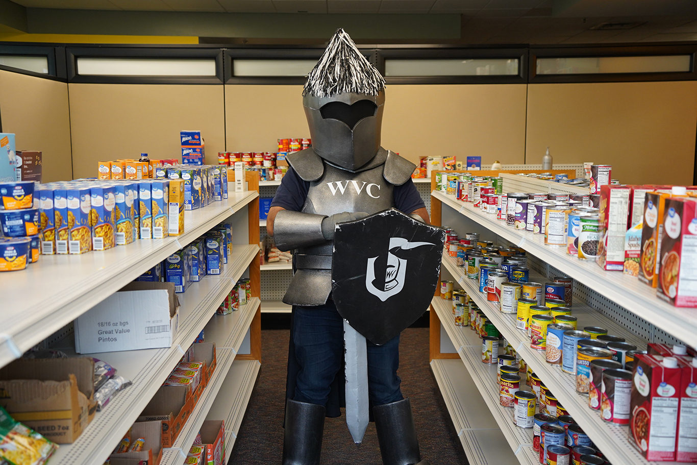 La mascota de los Knights en el banco de alimentos