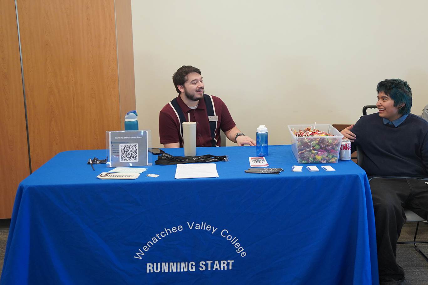 Un miembro del personal hablando con un alumno