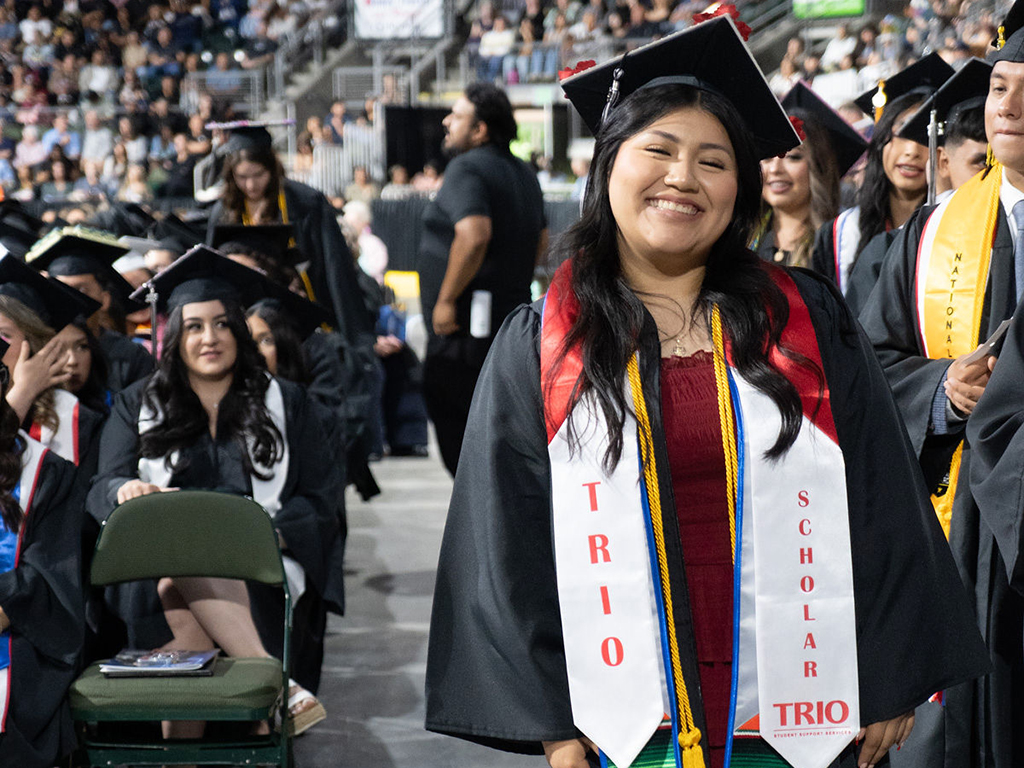 Estudiante del programa TRIO que se gradúa