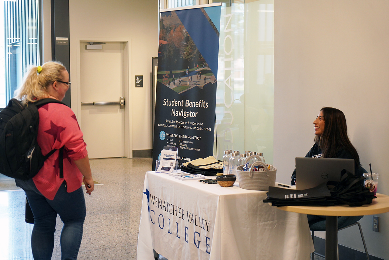 Un miembro del personal ayudando a un alumno