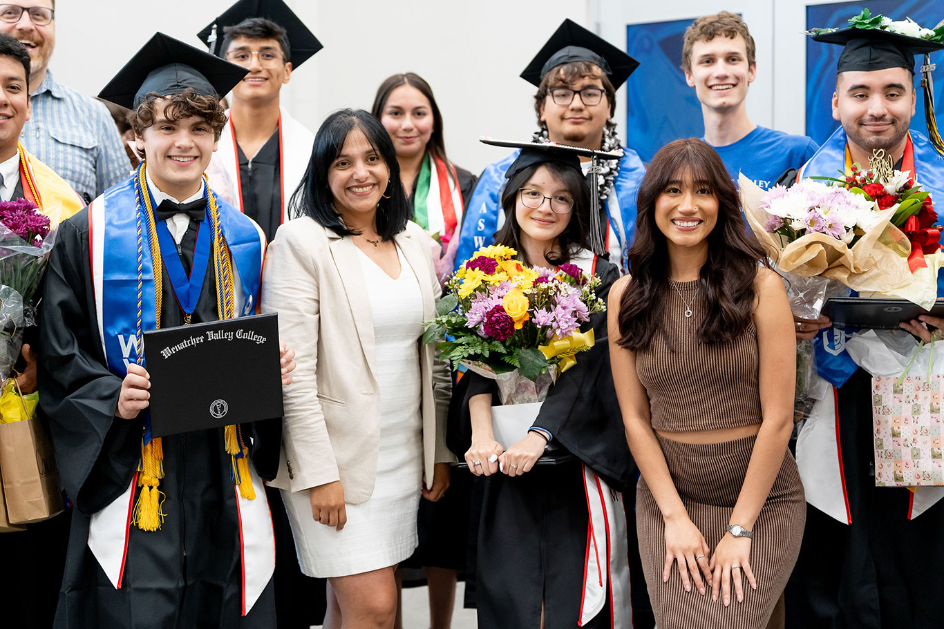 Foto de los alumnos de WVC MESA en la ceremonia de graduación